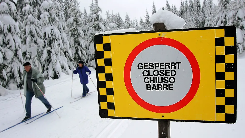 Abbrechende-Baumkronen-und-Aeste-die-der-Schnee-und-Eislast-nicht-mehr-standhalten-koennen-sind-fuer-Wintersportler-ernstzunehmende-Gefahren-Erste-Loipen-wurden-bereits-gesperrt