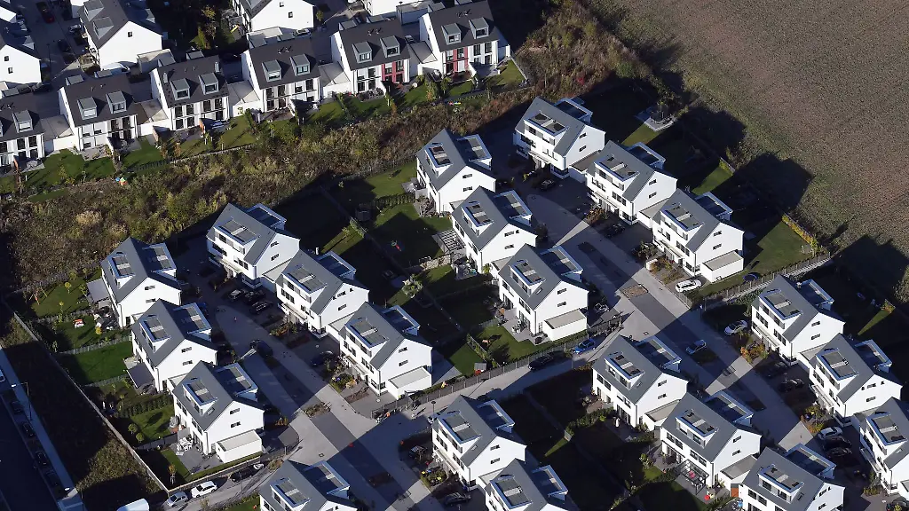 Doppelhaeuser-einer-Neubausiedlung-Luftaufnahme-aus-Zeppelin