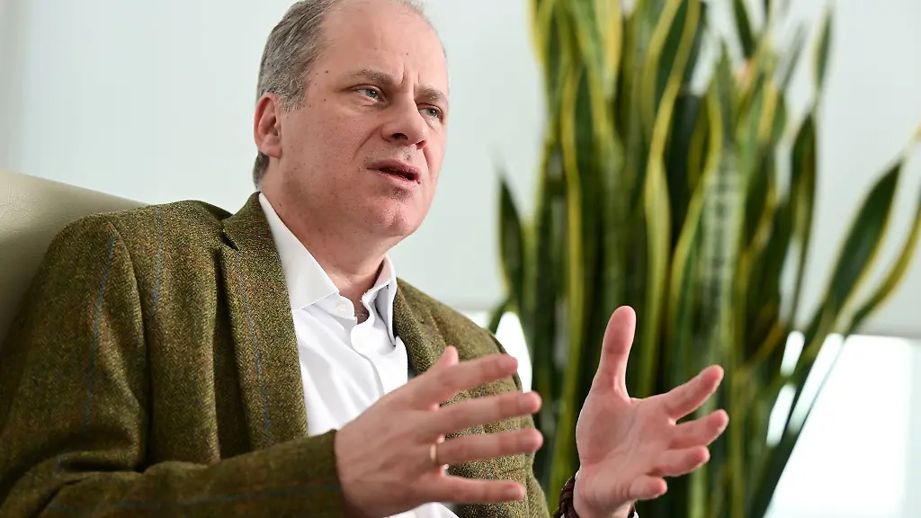 Georg-Stamatelopoulos-Vorstand-fuer-nachhaltige-Erzeugungsinfrakstruktur-des-Energieversorgungsunternehmens-EnBW-aufgenommen-bei-einem-dpa-Interview-in-der-EnBW-City-in-Stuttgart