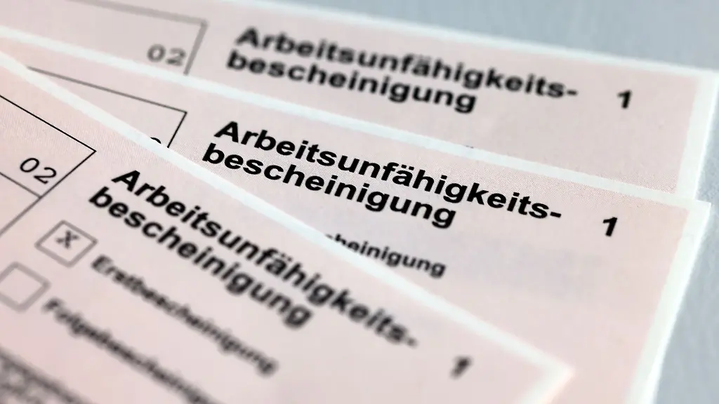 Arbeitsunfaehigkeitsbescheinigungen-fuer-Arbeitnehmer-im-Falle-einer-Krankschreibung-durch-den-Arzt-liegen-auf-einem-Tisch