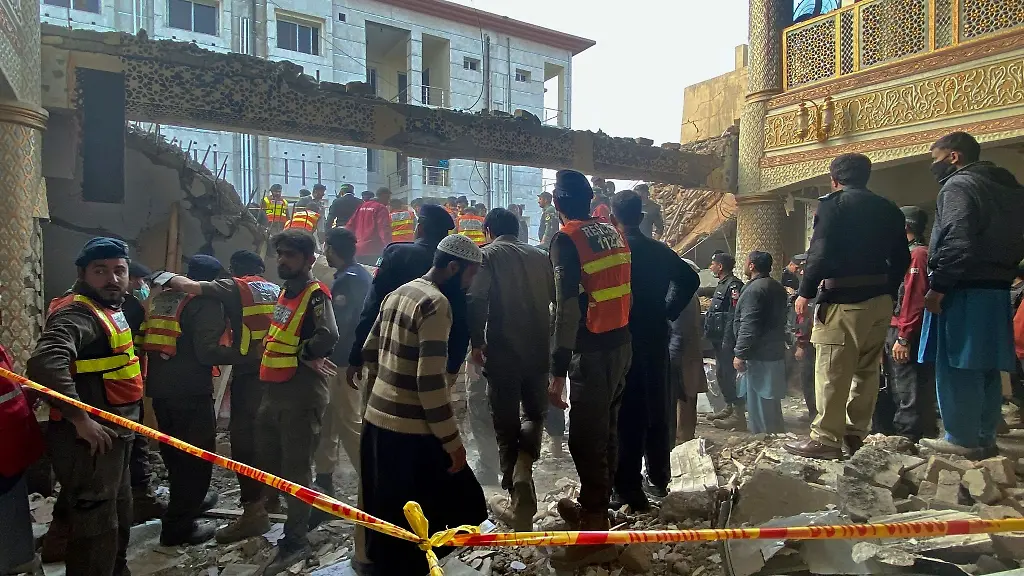 Sicherheitsbeamte-und-Rettungskraefte-suchen-nach-dem-Anschlag-nach-Opfern