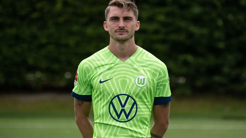 Der-Wolfsburger-Maximilian-Philipp-waehrend-eines-Fototermins