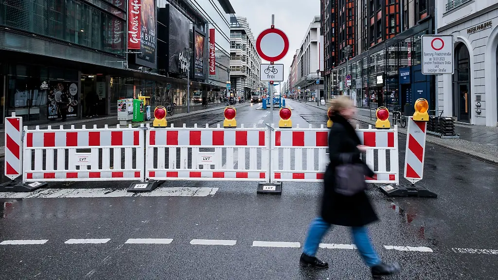 Eine-Absperrung-steht-an-der-Einfahrt-zu-der-Friedrichstrasse