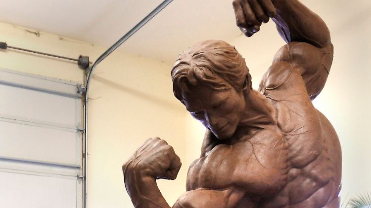 Think big: Schwarzeneggers Skulptur.
