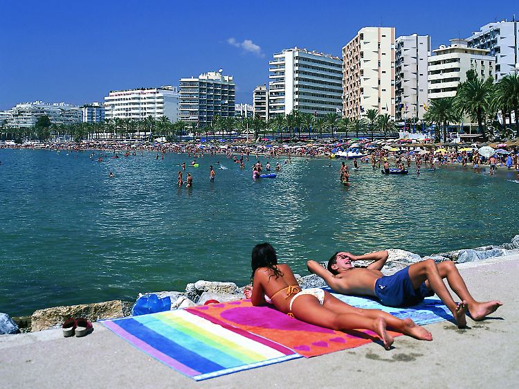Sünden der Vergangenheit - in Marbella türmen sich gesichtslose Hochhäuser hinter dem Strand.