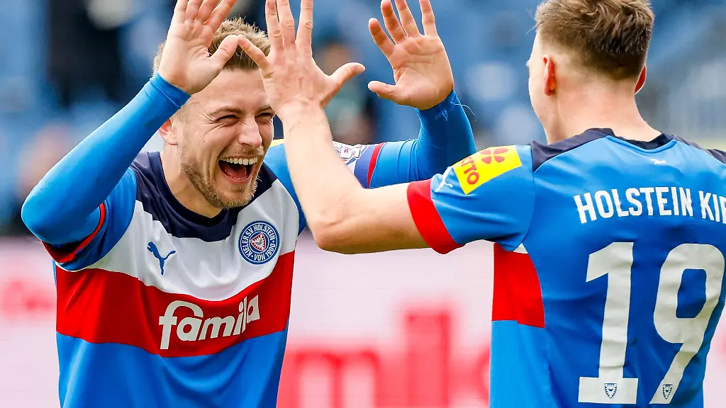 Die-beiden-Torschuetzen-Kiels-Hauke-Finn-Wahl-l-und-Kiels-Simon-Lorenz-feiern-den-Sieg