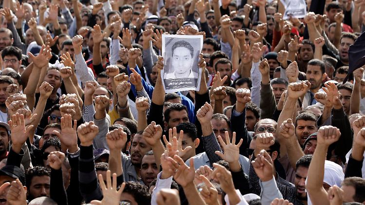Mahmoud Maki Abu Taki, 22, wird in Sitra zu Grabe getragen.