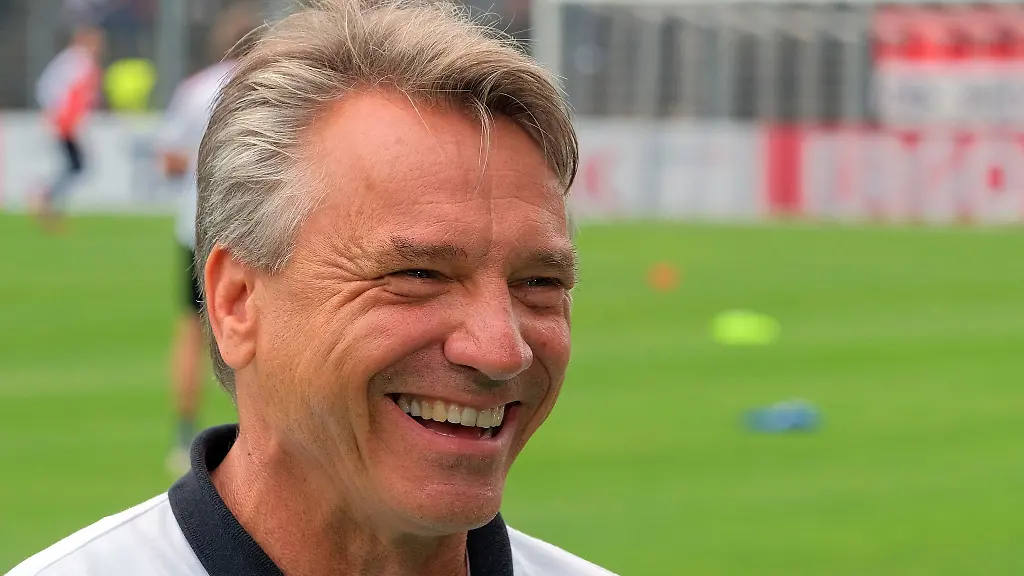 Elversberg-Trainer-Horst-Steffen-laechelt