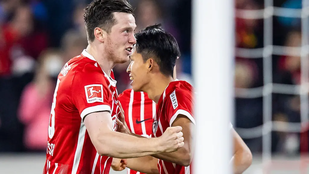 Freiburgs-Michael-Gregoritsch-l-jubelt-mit-Woo-yeong-Jeong