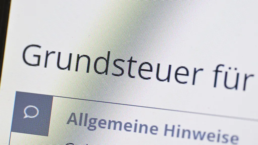 Das-Wort-Grundsteuer-erscheint-auf-einem-Bildschirm-auf-der-Seite-des-Online-Steuerportals-Elster
