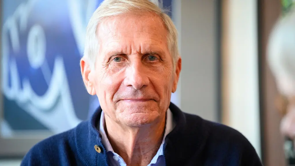 Ulrich-Wickert-Journalist-und-Autor-waehrend-eines-Interviews-im-Literaturhauscafe