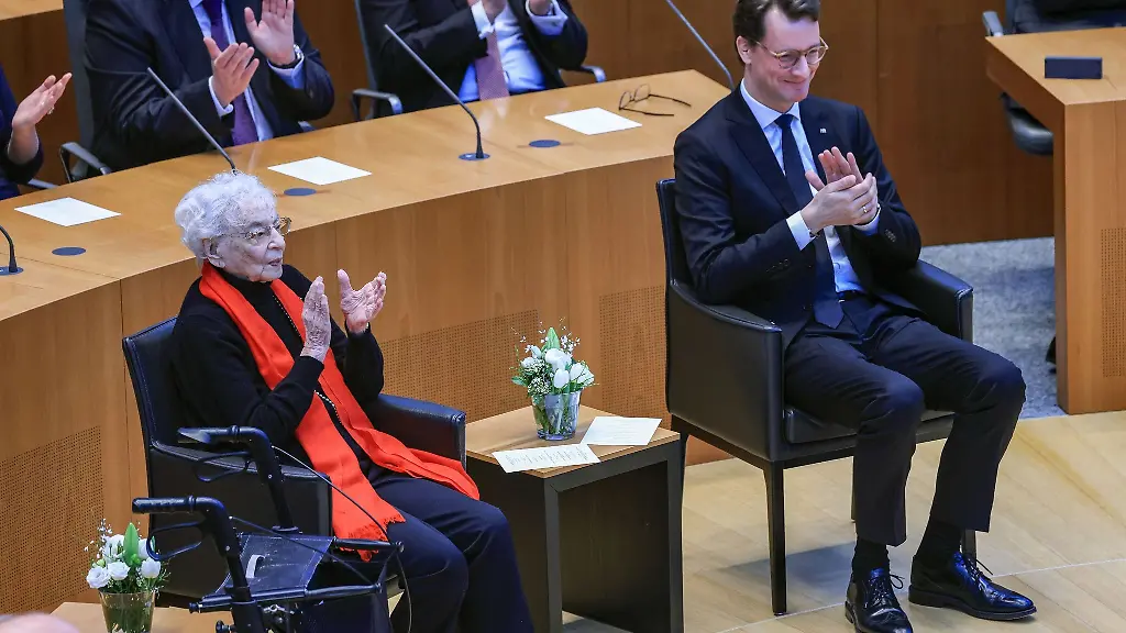 Journalistin-und-Schriftstellerin-Ruth-Weiss-sitzt-waehrend-einer-Gedenkstunde-fuer-die-Opfer-des-Nationalsozialismus-im-Landtag-von-Nordrhein-Westfalen-neben-Hendrik-Wuest-Ministerpraesident-von-Nordrhein-Westfalen
