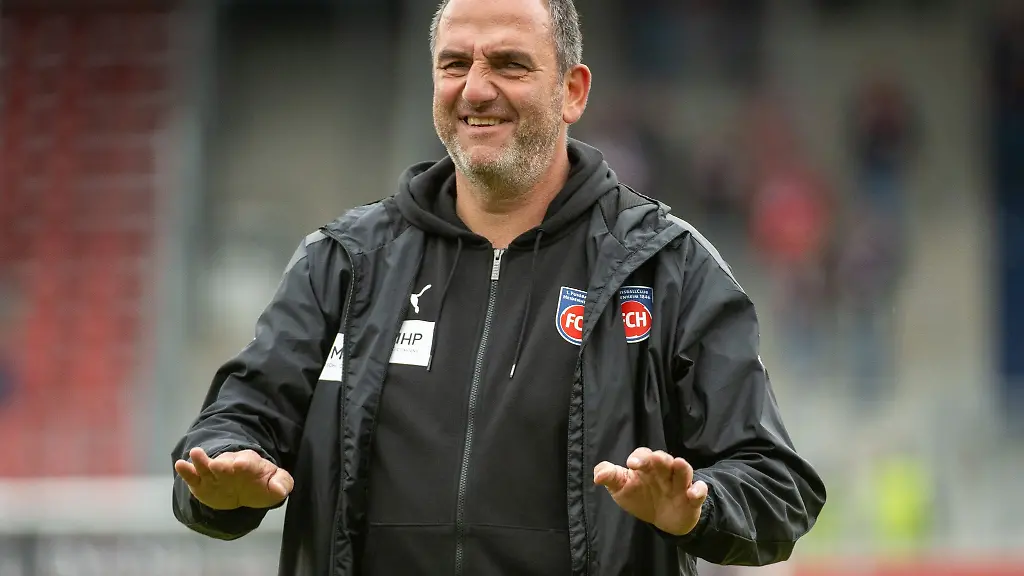 Heidenheims-Trainer-Frank-Schmidt-bedankt-sich-beim-Publikum