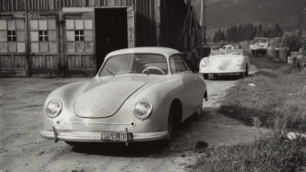 01-Porsche-356-Coupe-auf-dem-Porsche-Werksgelaende-in-Gmuend-Oesterreich-1948-Quelle-Porsche-AG