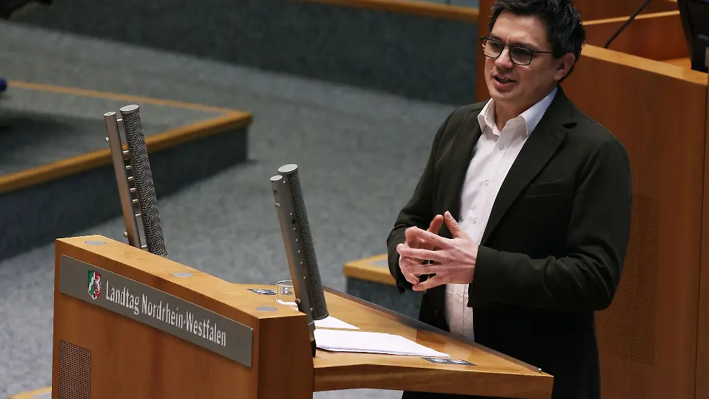 Im-Duesseldorfer-Landtag-redet-Alexander-Vogt-zur-gesperrten-A45-Rahmede-Talbruecke