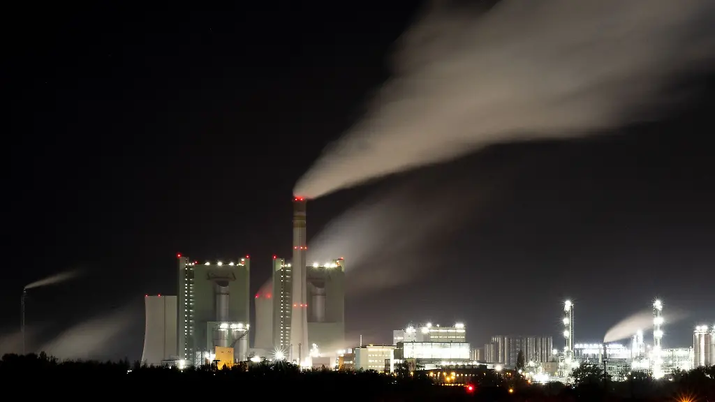Markant-ragt-das-Braunkohlekraftwerk-Schkopau-in-der-Landschaft-des-Saalekreises-empor