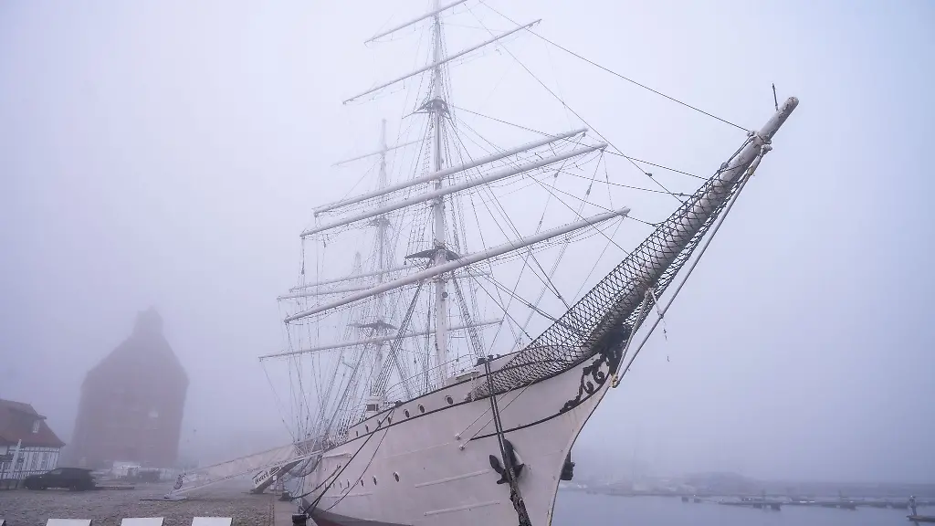 Das-Segelschulschiff-Gorch-Fock-I-liegt-im-Hafen-vor-Anker