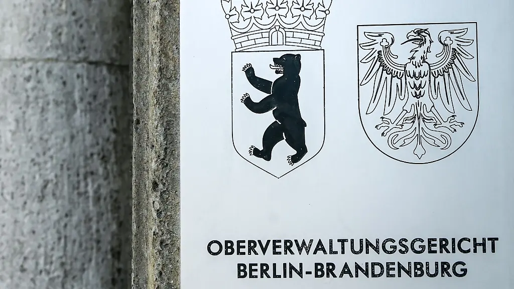 Oberverwaltungsgericht-Berlin-Brandenburg-steht-am-Eingang-des-Gerichtsgebaeudes