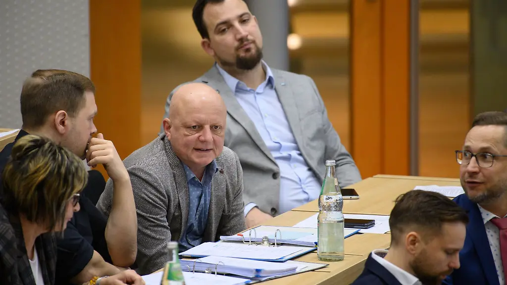 Hagen-Kohl-M-AfD-sitzt-zwischen-Jan-Moldenhauer-l-und-Felix-Zietmann-beide-AfD