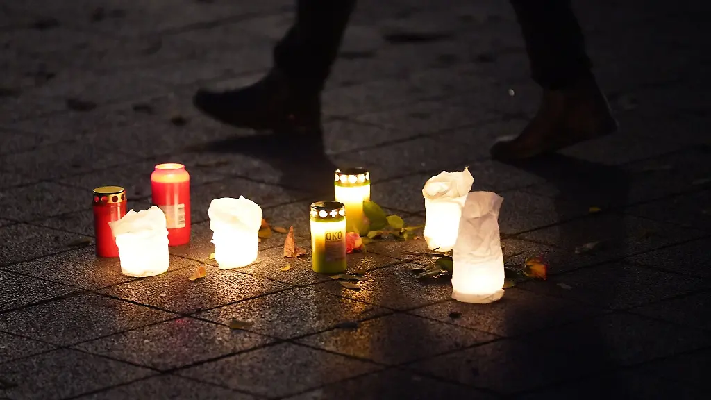 Kerzen-stehen-auf-einem-Platz