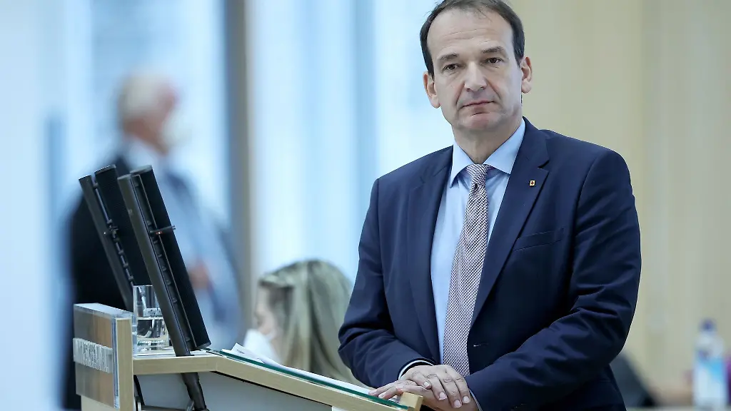 Andreas-Silbersack-Fraktionsvorsitzender-der-FDP-spricht-im-Landtag
