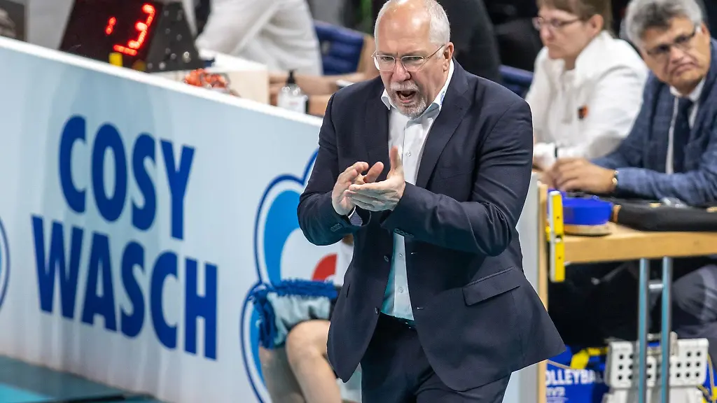 Cheftrainer-Mark-Lebedew-von-VfB-Friedrichshafen-feuert-sein-Team-an