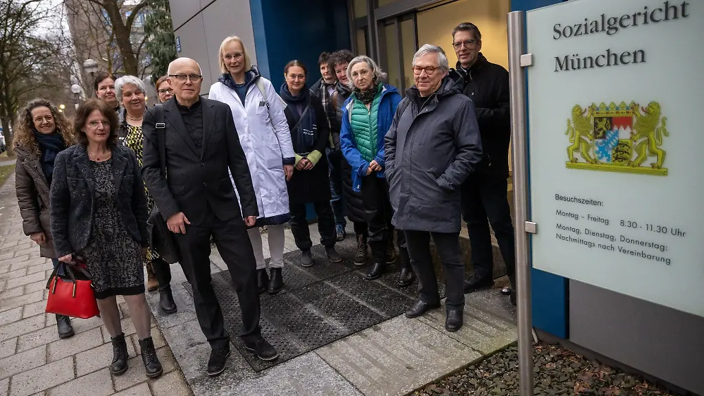 Der-Augenarzt-Gernot-Petzold-vorne-2-v-l-und-einige-Mitstreiter-stehen-vor-Prozessbeginn-vor-dem-Sozialgericht