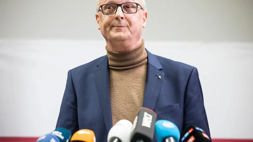 Klaus-Ludwig-Fess-Bund-Deutscher-Karneval-e-V-BDK-spricht-zu-Journalisten