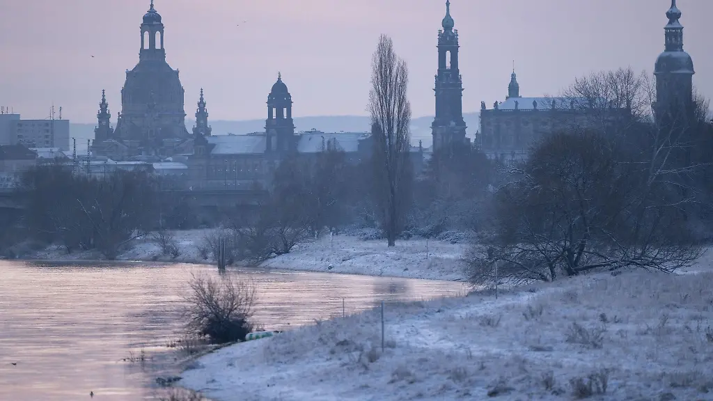Die-Kulisse-der-Altstadt-mit-der-Frauenkirche-l-r-dem-Staendehaus-der-Katholischen-Hofkirche-und-dem-Hausmannsturm-bei-Sonnenaufgang