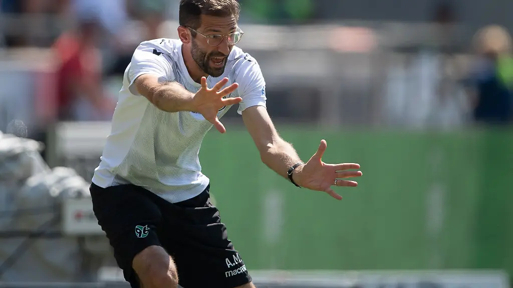 Hannovers-Co-Trainer-Andre-Mijatovic-agiert-an-der-Seitenlinie