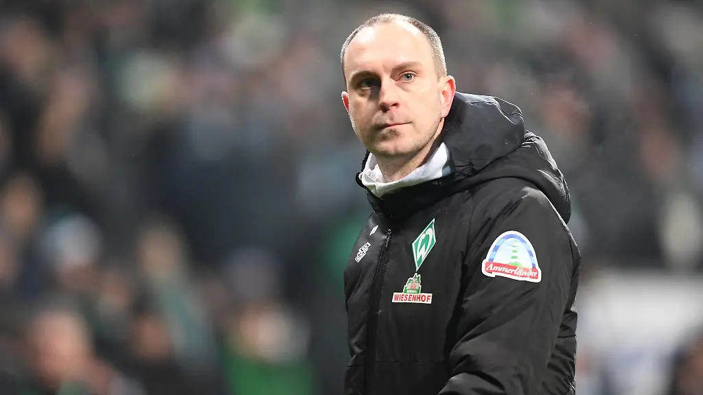 Werder-Trainer-Ole-Werner-geht-nach-der-Niederlage-in-die-Kabine