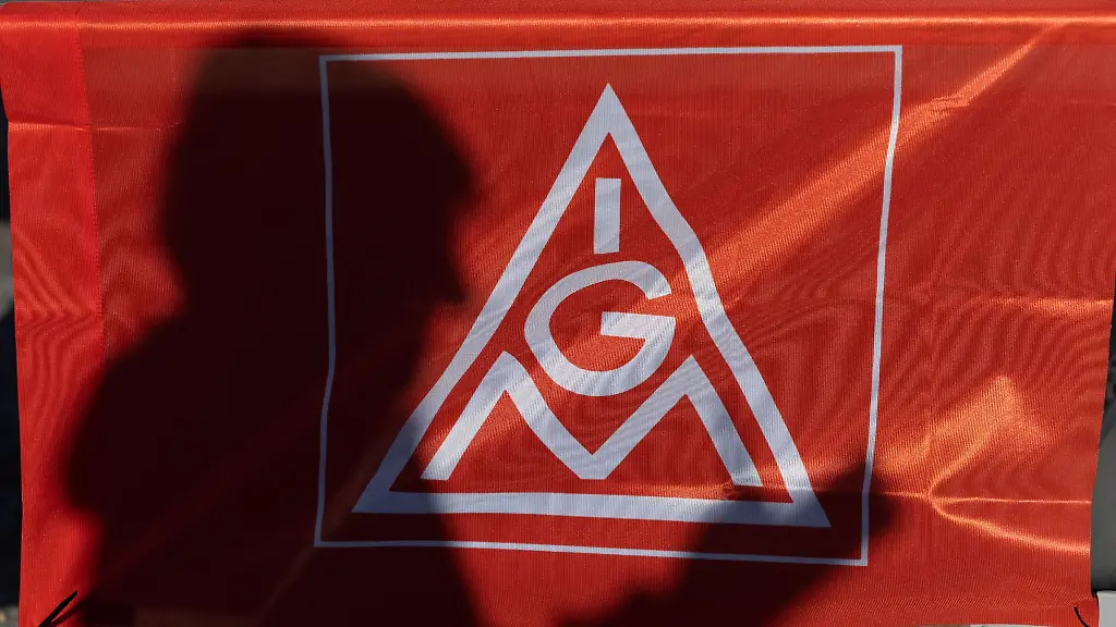 Das-Logo-der-IG-Metall-auf-einem-Banner