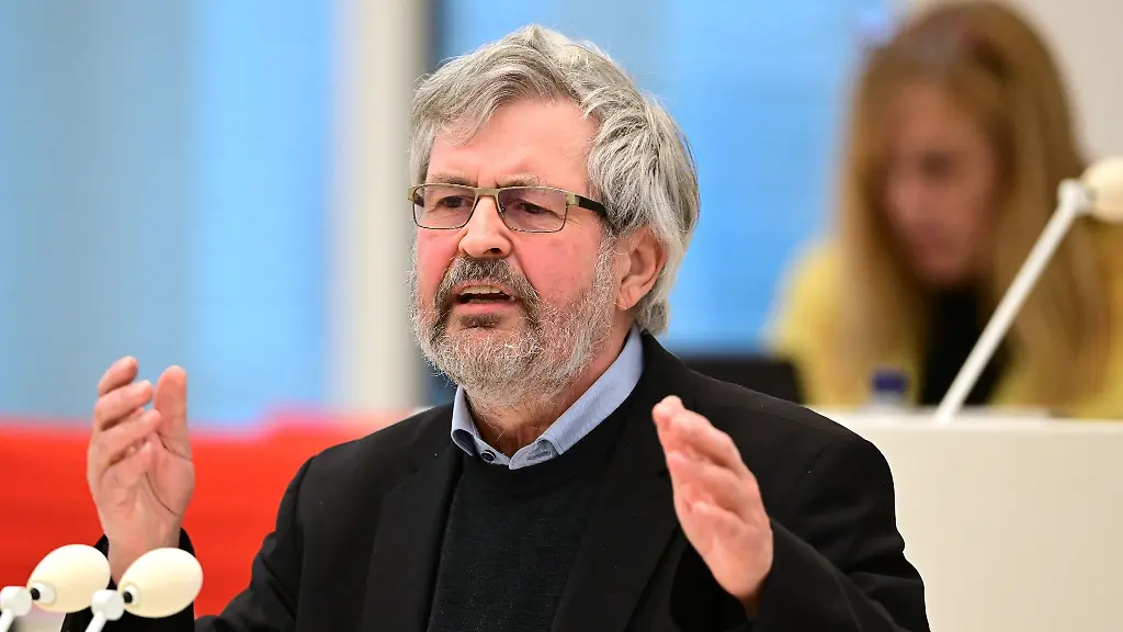Axel-Vogel-Buendnis-90-Die-Gruenen-Brandenburger-Minister-fuer-Landwirtschaft-Umwelt-und-Klimaschutz-spricht-waehrend-der-Sitzung-des-Brandenburger-Landtages-in-der-auf-Antrag-der-SPD-Fraktion-angesetzten-Aktuellen-Stunde