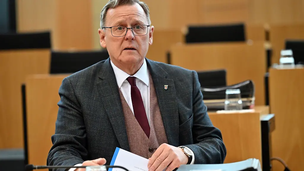 Ministerpraesident-von-Thueringen-Bodo-Ramelow-sitzt-im-Plenarsaal-des-Thueringer-Landtags