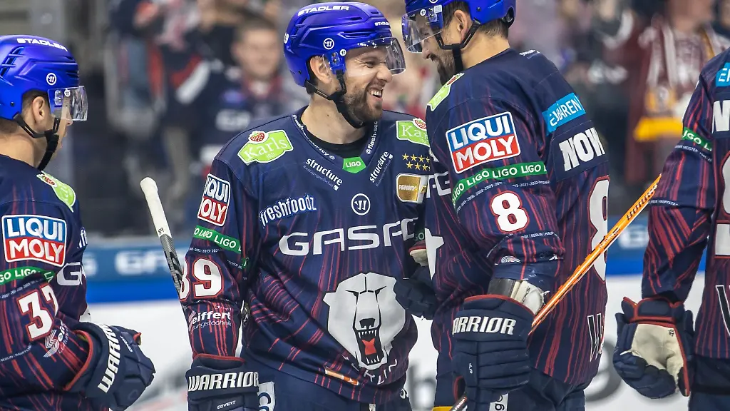 Berlins-Zach-Boychuk-M-jubelt-mit-Marco-Nowak-nach-seinem-erfolgreichen-Zuspiel-zum-4-0-Treffer