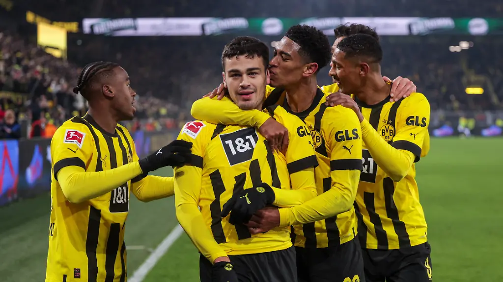 Giovanni-Reyna-Mitte-gelingt-in-der-Nachspielzeit-der-glueckliche-Siegtreffer-in-Mainz