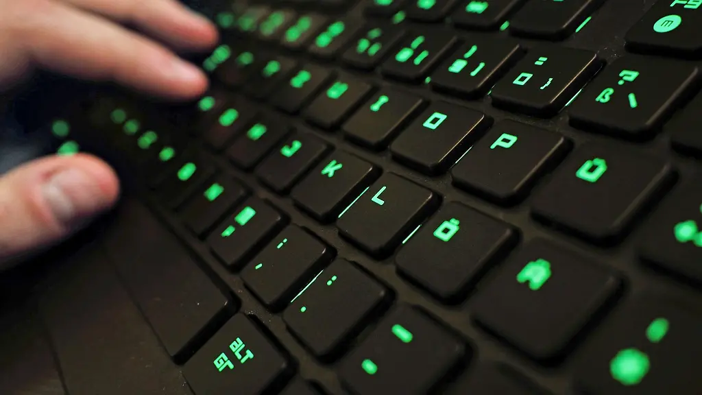 Ein-Mann-tippt-auf-einer-beleuchteten-Tastatur