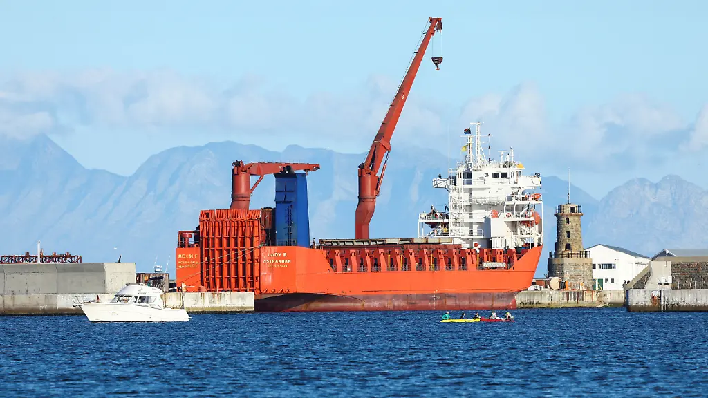 2022-12-07T175316Z-810301927-RC241Y9M23G2-RTRMADP-3-SAFRICA-RUSSIA-SHIP