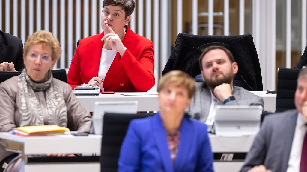 Eva-Maria-Kroeger-Linke-neu-gewaehlte-Oberbuergermeisterin-der-Hansestadt-Rostock-sitzt-im-Landtag-von-Mecklenburg-Vorpommerns-bei-der-ersten-Sitzung-im-neuen-Jahr-auf-ihrem-Abgeordnetenplatz