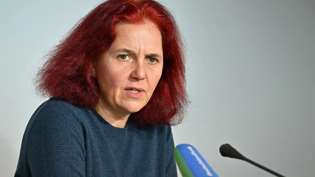 Astrid-Rothe-Beinlich-Buendnis90-Die-Gruenen-Fraktionschefin-waehrend-der-Landespressekonferenz-im-Thueringer-Landtag