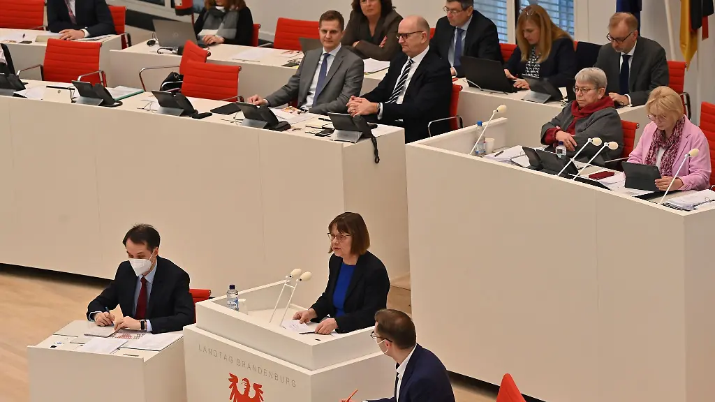 Ursula-Nonnemacher-Buendnis90-Die-Gruenen-Ministerin-fuer-Soziales-Gesundheit-Integration-und-Verbraucherschutz-spricht-in-der-Debatte-der-Landtagssitzung