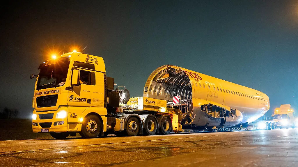 Ein-mit-einem-Airbus-Flugzeugrumpf-beladener-Schwertransport-faehrt-zum-Zentrum-fuer-Angewandte-Luftfahrtforschung-ZAL