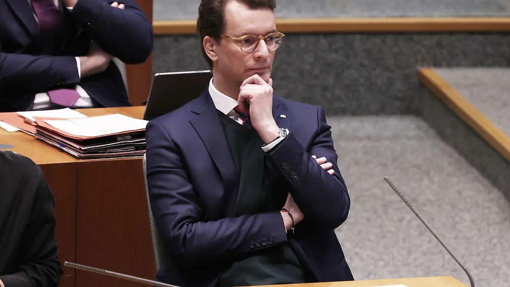 Hendrik-Wuest-CDU-Ministerpraesident-von-Nordrhein-Westfalen-nimmt-an-der-Landtagssitzung-teil