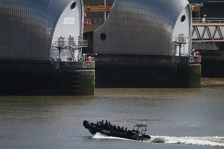 2020-04-15T150407Z-691106805-RC235G9R7BZS-RTRMADP-3-HEALTH-CORONAVIRUS-BRITAIN