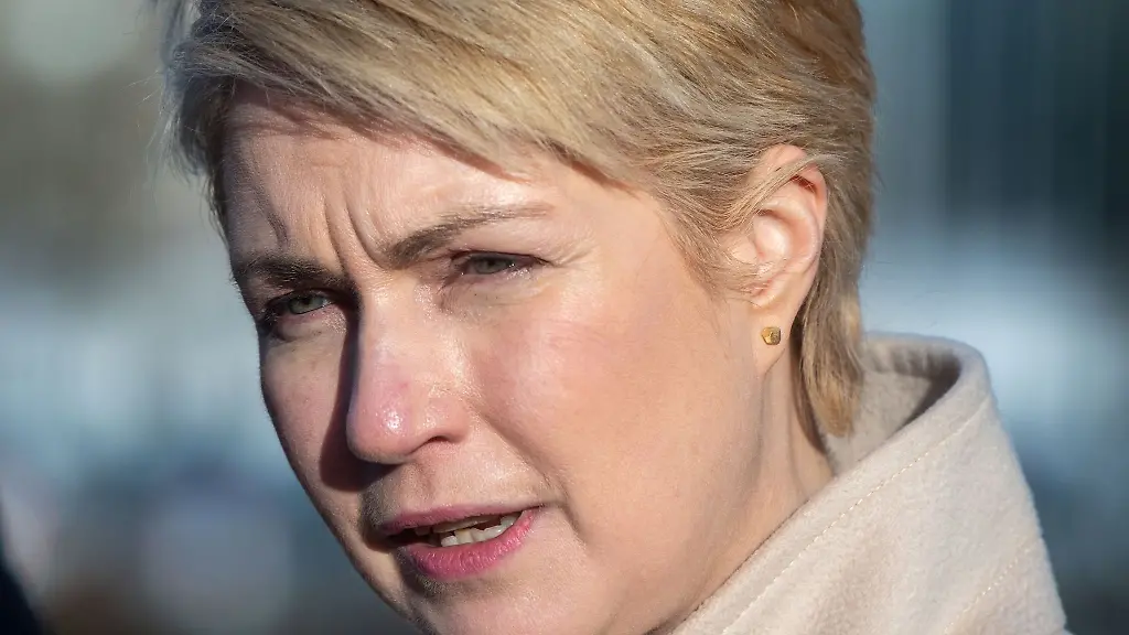 Manuela-Schwesig-SPD-Ministerpraesidentin-von-Mecklenburg-Vorpommern-spricht-mit-einem-Journalisten