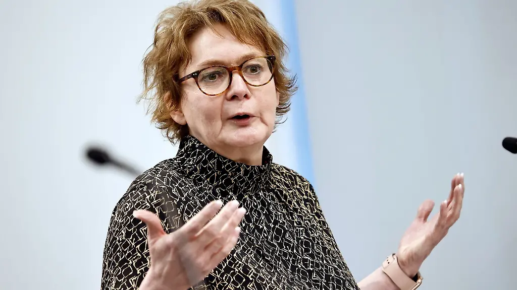 Daniela-Behrens-SPD-Sozialministerin-Niedersachsen-bei-einer-Pressekonferenz