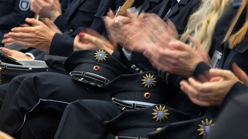 Polizeianwaerter-applaudieren-bei-der-Vereidigung-des-Polizeimeisteranwaerterlehrgangs-46