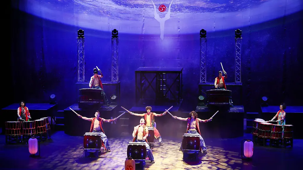 Das-japanische-Trommel-Ensemble-Yamato-spielt-auf-der-Buehne-der-Kulturfabrik-Kampnagel