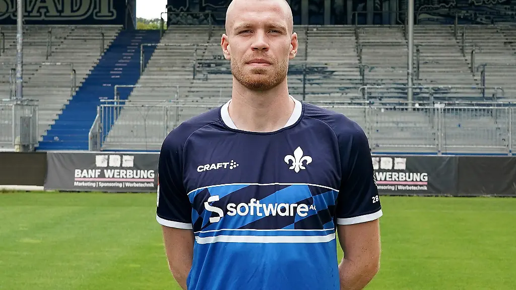 Thomas-Isherwood-waehrend-eines-Fototermins