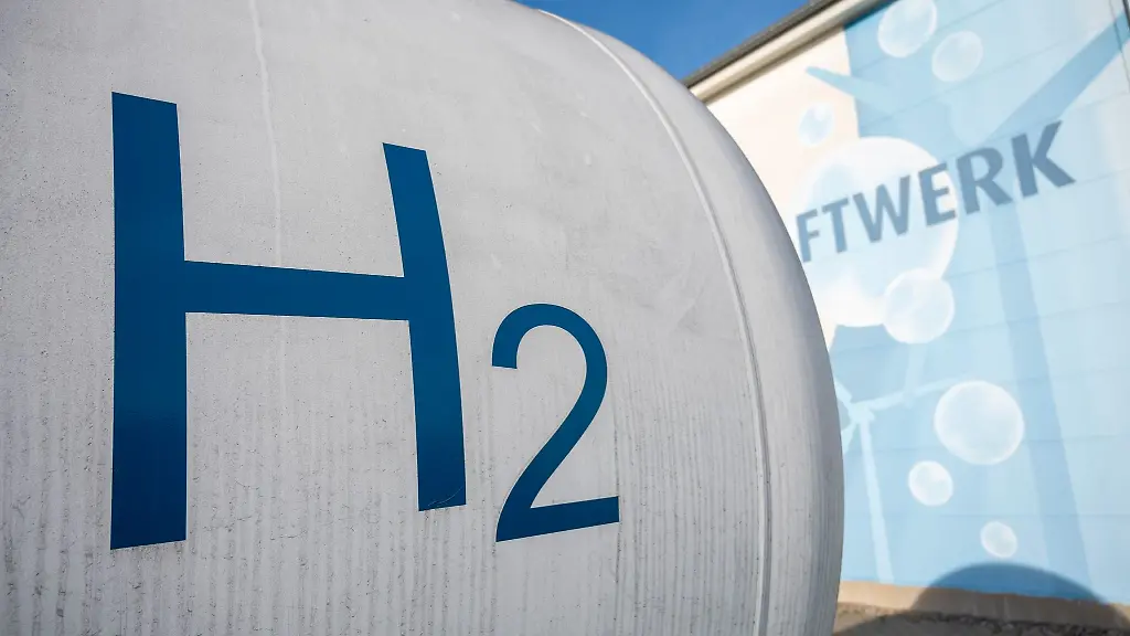 Ein-Wasserstoffbehaelter-steht-auf-dem-Gelaende-eines-Energieunternehmens
